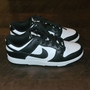 Excellent Condition Nike Classic Black and White Dunk Low-Tops